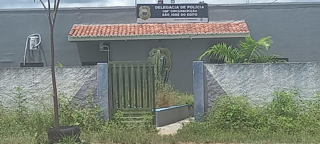 Indiv Duo Invade Muro De Casa Armado Faca Em S O Jos Do Egito