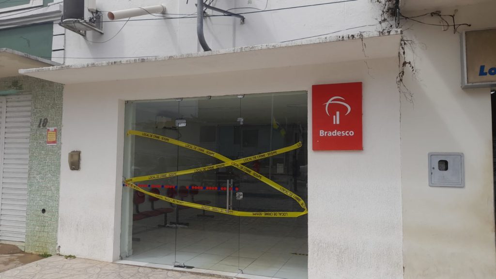 EXCLUSIVO Meliantes arrombam Posto Avançado do Bradesco em Santa